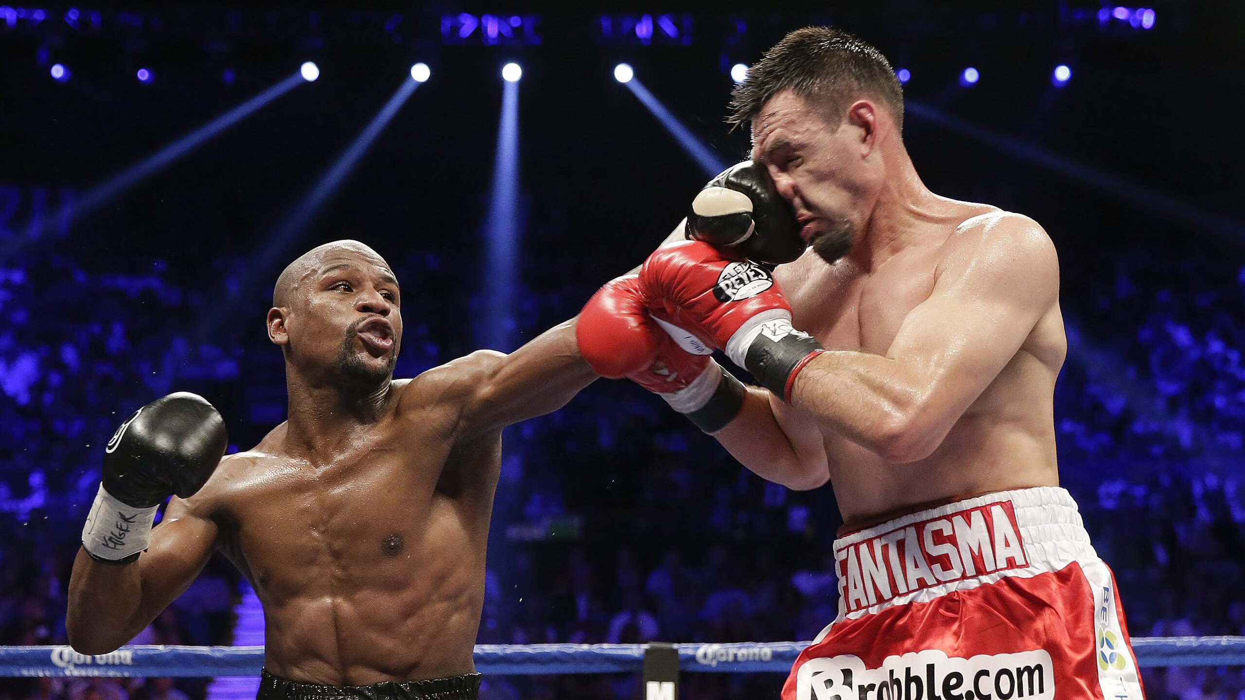 kaiyun.com-赛场“激情燃烧”_欧冠夜晚的难忘瞬间，欧冠精彩片段